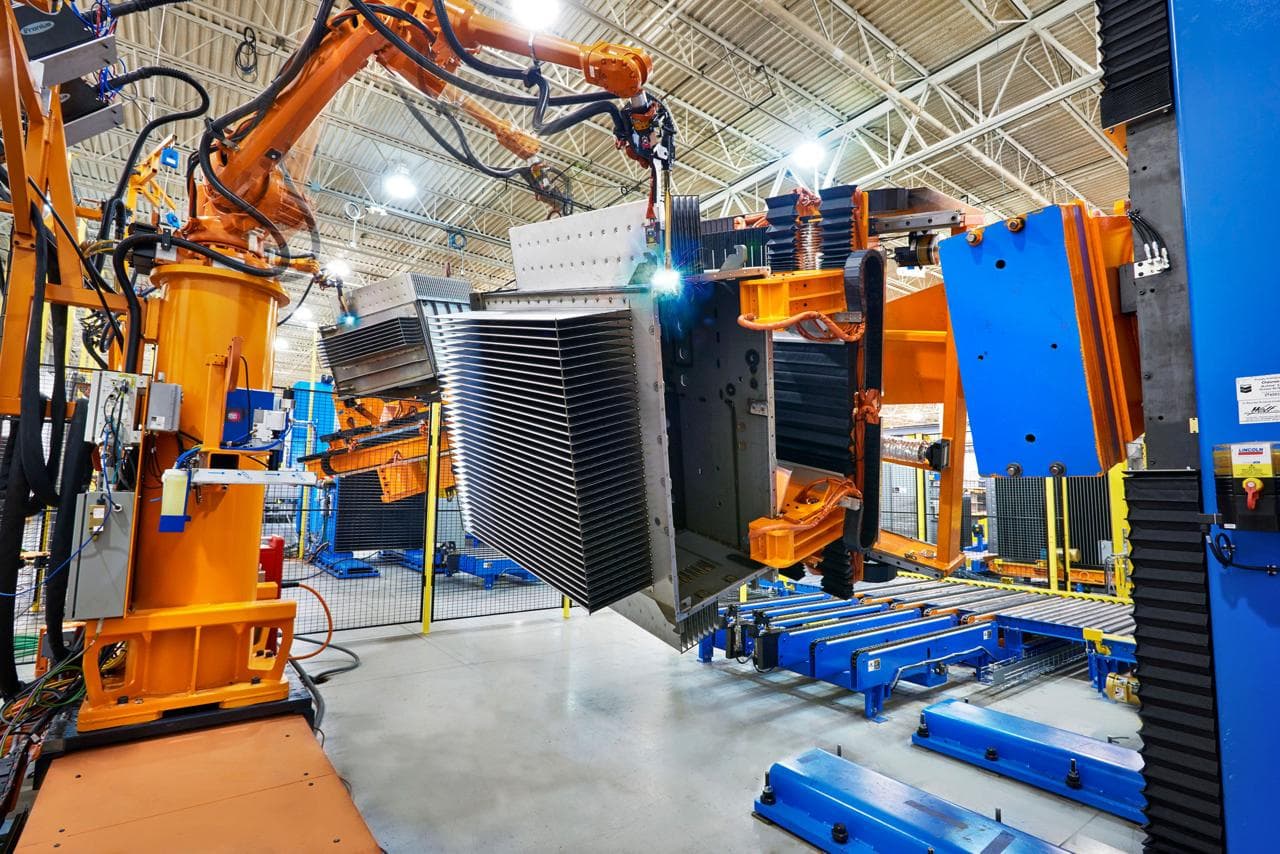 Робот KUKA обслуживает станок ЧПУ